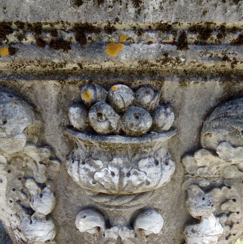 Venetian-style well in Istrian stone : a large stone well dating from the 19th century - Atelier Alain BIDAL, Provence