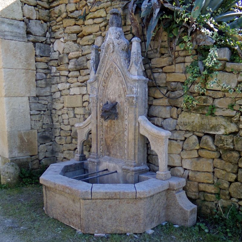 Fontaine gothique en pierres patinées - Atelier Alain BIDAL (Provence)