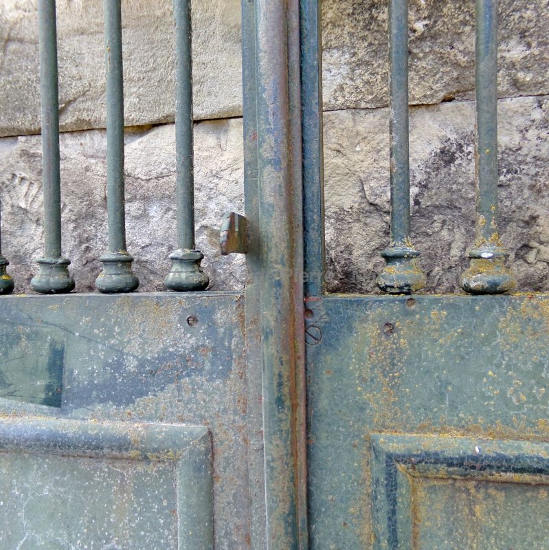 Portail ancien à 2 battants en fer forgé - beau portail ancien en fer forgé - Atelier Alain BIDAL (Provence)