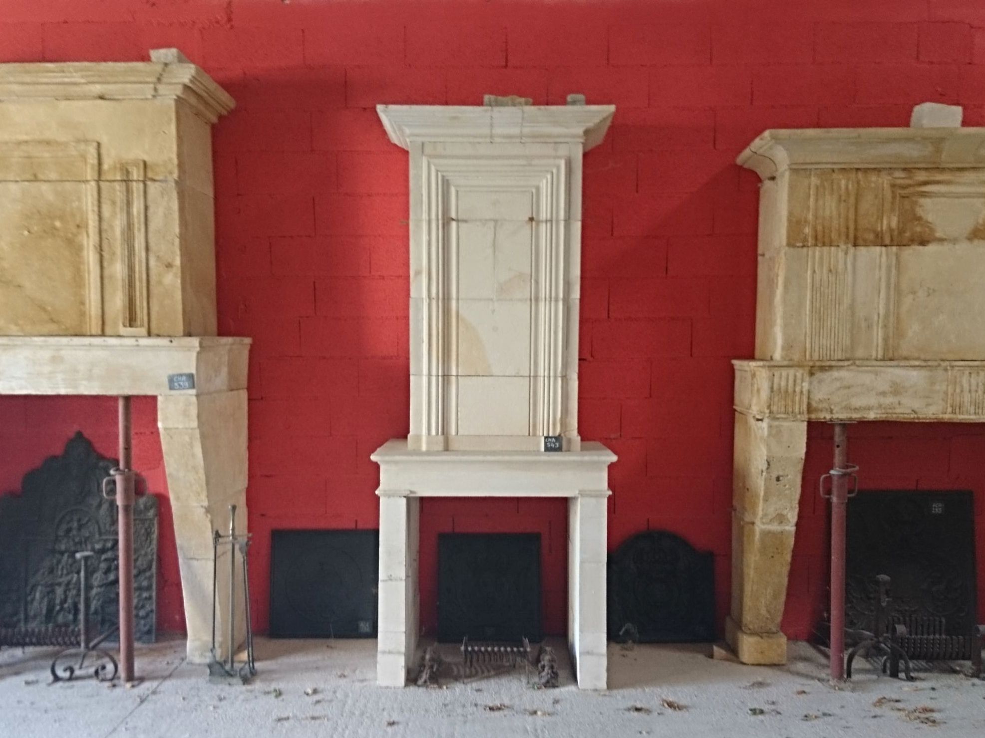 Come and discover our wide range of antique fireplaces from Alain Bidal in Provence.