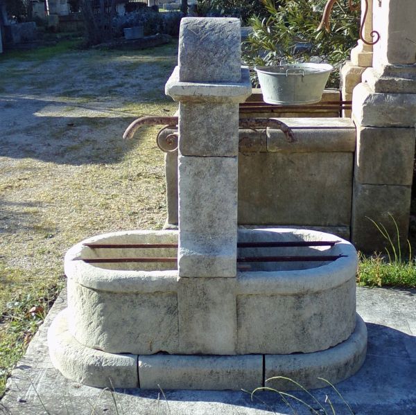 Fontaine en pierres de Provence patinées idéale pour les petits espaces : Alain BIDAL, Matériaux Anciens en Provence