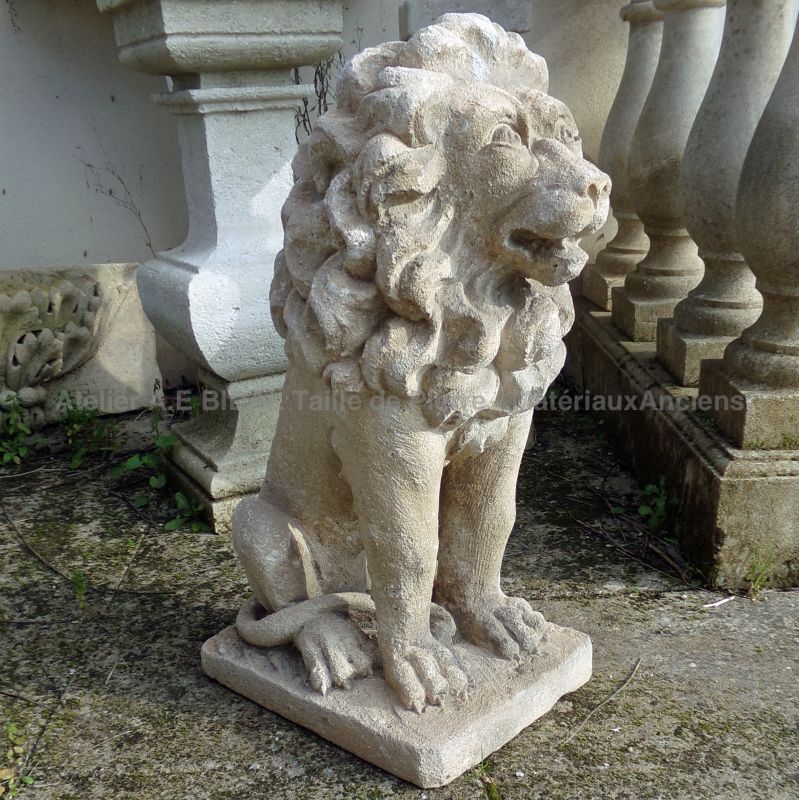 Sculpture ancienne en pierre : Lion assis reposant sur un épais socle - Atelier Alain BIDAL (Provence)