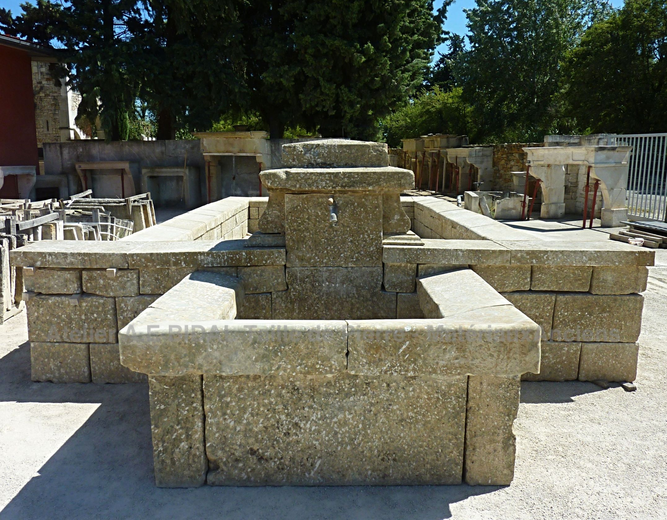 Elegant old wash house of Provence | A large pool in natural stone for sale at Les Matériaux Anciens Alain Bidal