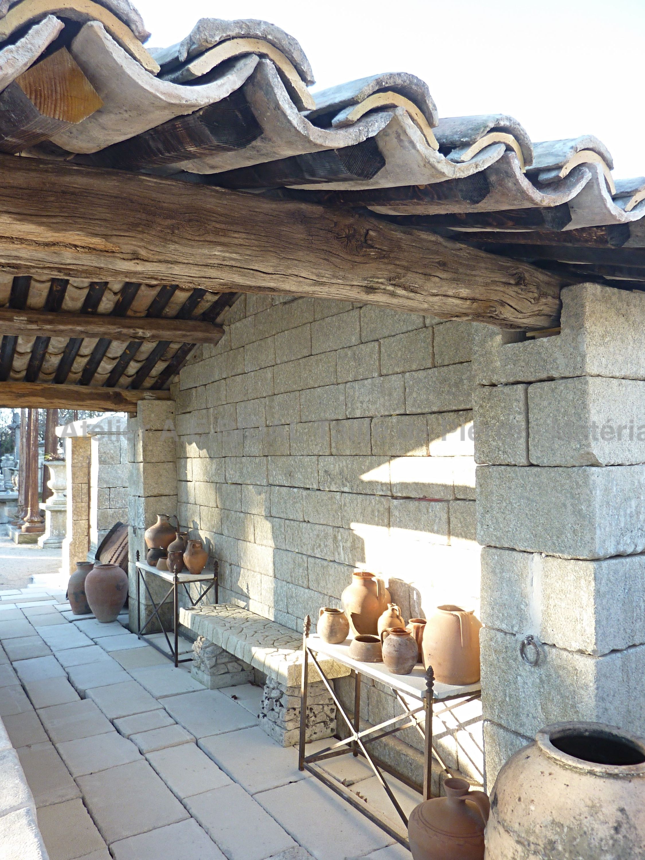 Superbe auvent ancien alliant pierre naturelle, bois massif et tuiles provençales ** VENDU