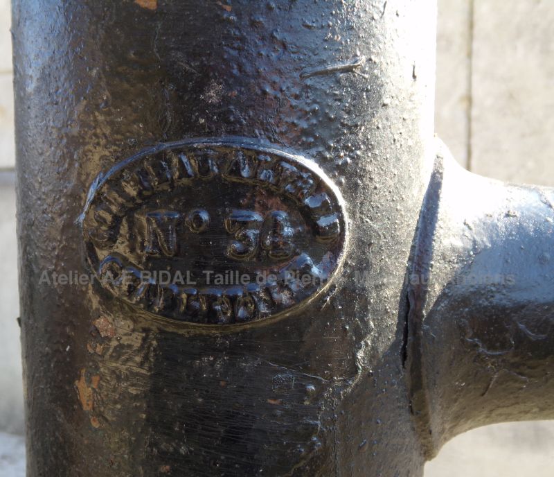 Ancienne pompe manuelle - une pompe à bras rétro à découvrir en Provence chez Alain BIDAL Matériaux Anciens
