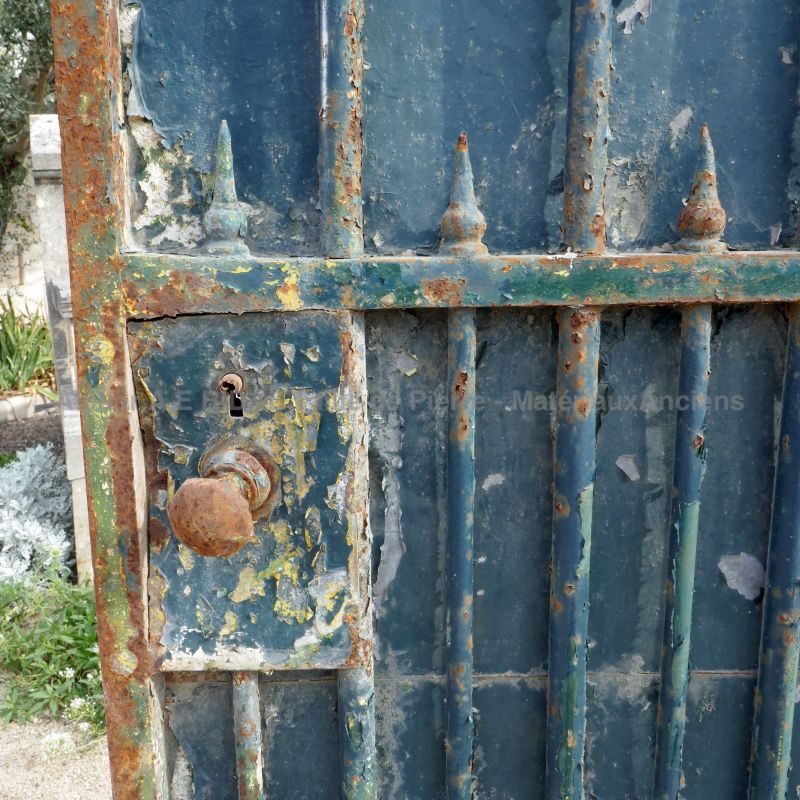 Détail de la serrure sur notre haut portail ancien en fer forgé ajouré.
