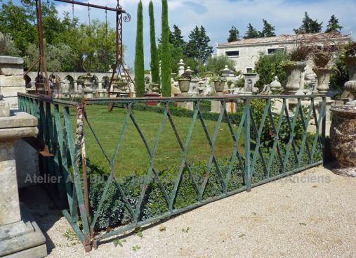 Grilles de garde corp ancien - un beau garde-fou ancien en fer forgé.