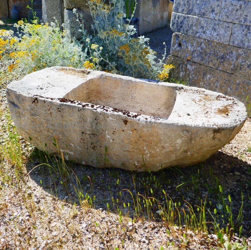 Come and discover the antique troughs and the old washhouses in stone at Alain Bidal Antique Materials.