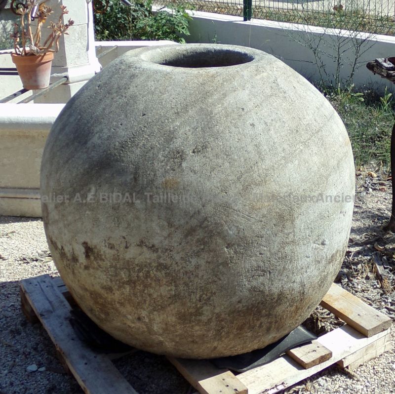 Imposante jardinière ronde en pierre patinée - Atelier Alain BIDAL (Provence)