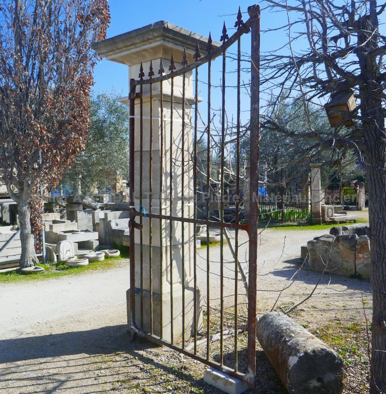 Ancien portail avec 2 vantaux en fer forgé riveté et ajouré : Alain BIDAL Matériaux Anciens, Provence