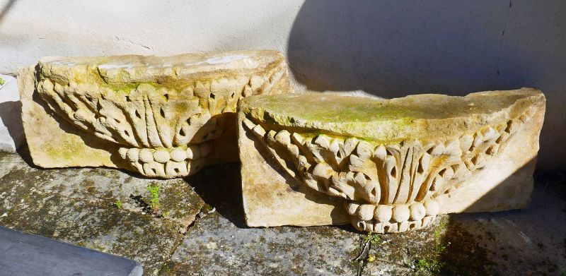 Anciennes décorations en pierre : paire d'appliques murales sculptées - Atelier Alain BIDAL (Provence)