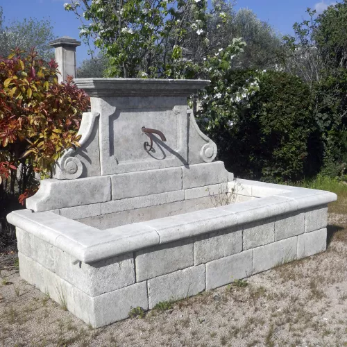 Fontaine de jardin de grande taille avec bassin et fronton en pierres vieillies : Atelier Alain BIDAL - Provence