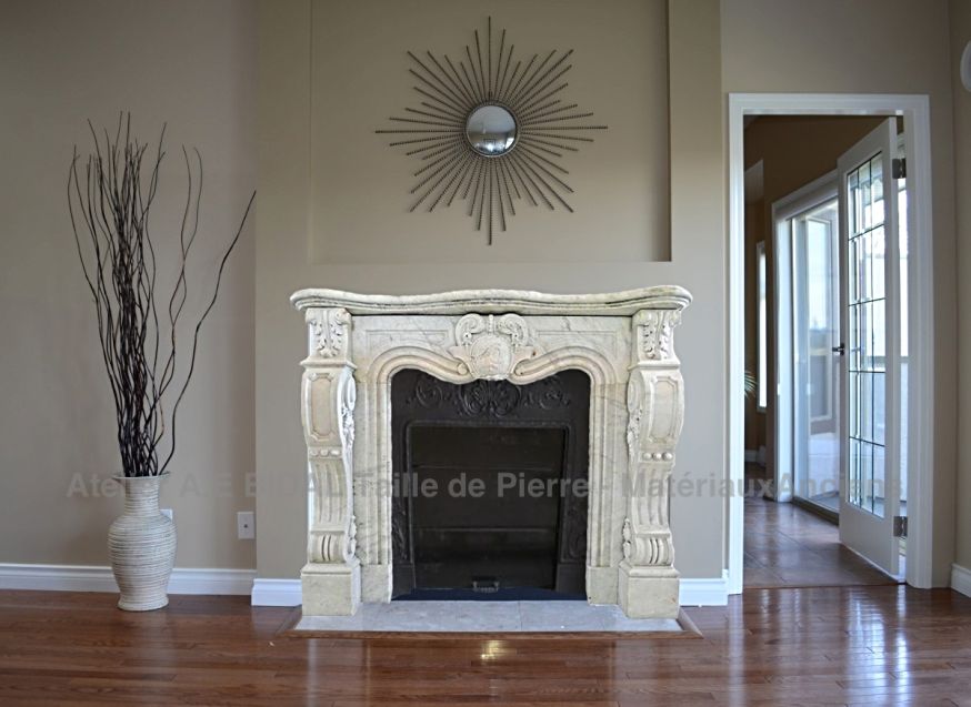 Exemple d'une belle cheminée ancienne en marbre de chez Bidal : exceptionnelle cheminée Napoléon III en marbre blanc.