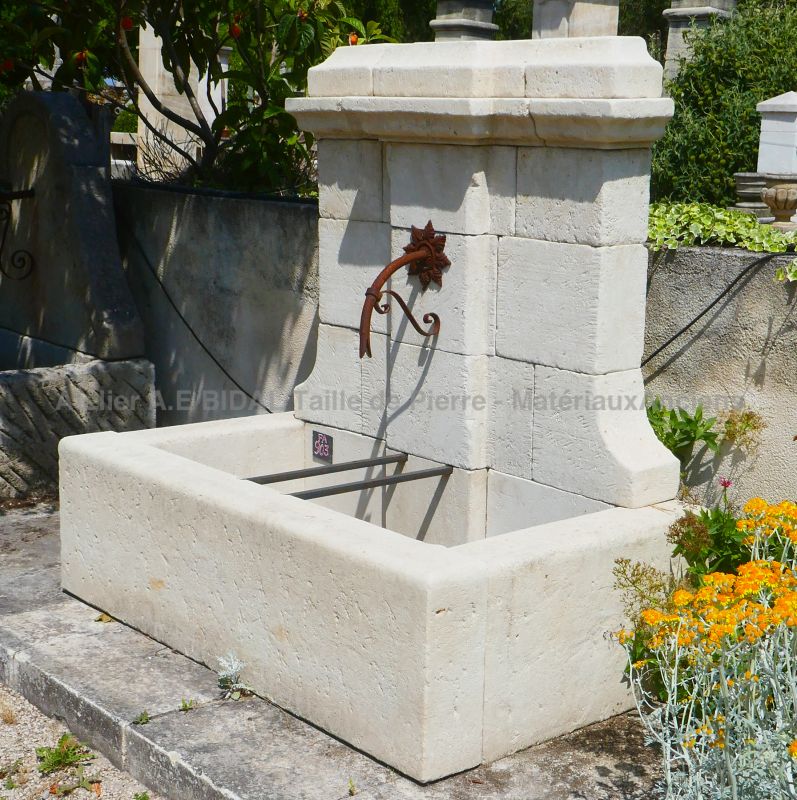 Fontaine de jardin en pierres patinées pour un bel aménagement extérieur : Atelier Alain BIDAL, Provence