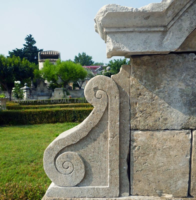 Detailed picture of the hand-carved corbel in stone on our large wall fountain