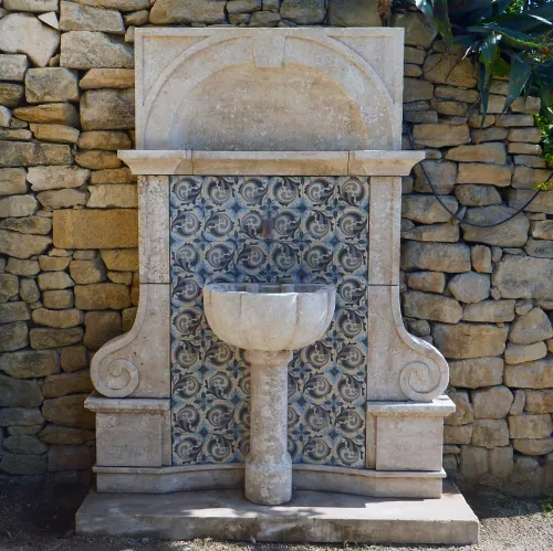 Fontaine murale d'inspiration espagnole avec carreaux de ciment - Atelier Alain BIDAL (Provence)