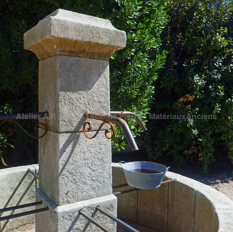 Old-style fountain in frost-resistant carved limestone for a beautiful outdoor design !