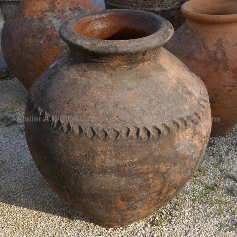 Jarre antique en terre cuite rouge comme élément de décoration : Matériaux Anciens en Provence Alain BIDAL
