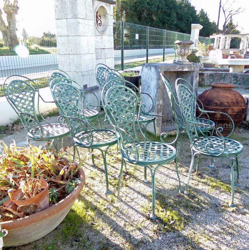 Mobilier de jardin vintage par Alain BIDAL Matériaux Anciens en Provence : lot de 8 fauteuils en fer forgé