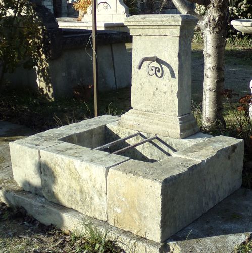 Charming wall fountain in weathered old stones - Atelier Alain BIDAL (Provence)