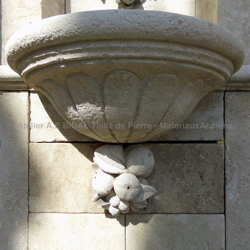 Fontaine murale pierre sculptée avec vasque à godrons, modèle unique - Atelier Alain BIDAL (Provence)
