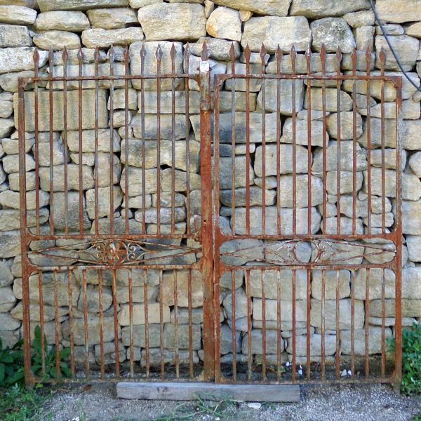 Portail ancien en fer forgé plein : élégant portail ancien à vendre chez Atelier Alain BIDAL (Provence)