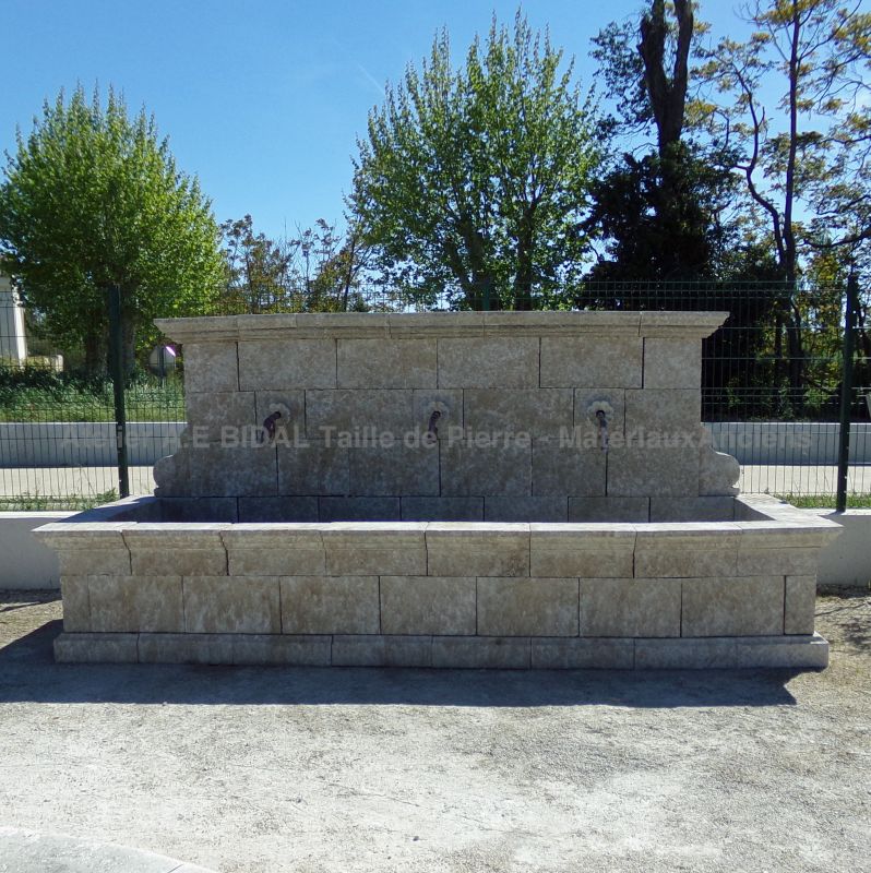 Beautiful rustic fountain in stone by the stonemason in Provence Alain BIDAL