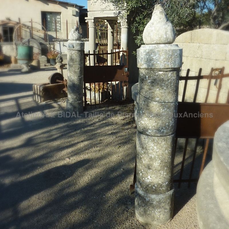 Pilier ancien - lot de deux piliers anciens en pierre patinée par le temps.