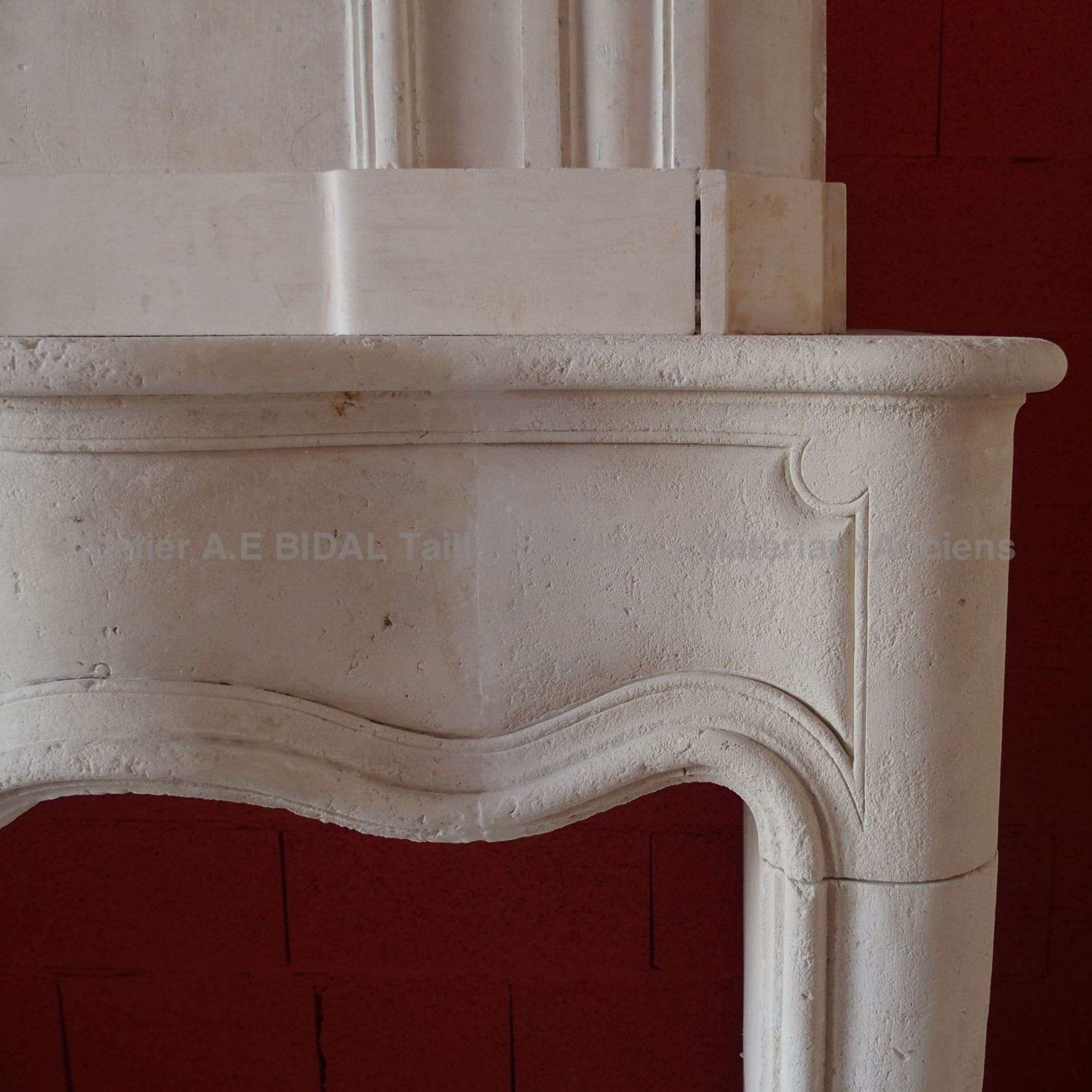 Cheminée en pierre blanche - cheminée traditionnelle française d'époque.