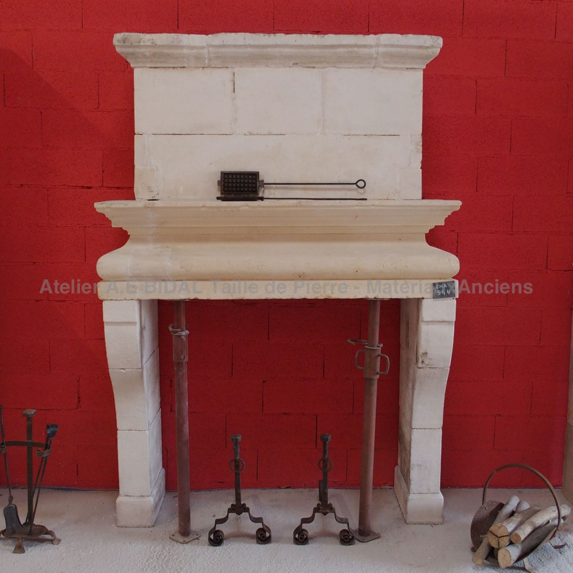 Intérieur rustique à la cheminée ancienne d'époque  Decoration cheminee,  Deco cheminee, Cheminée rustique