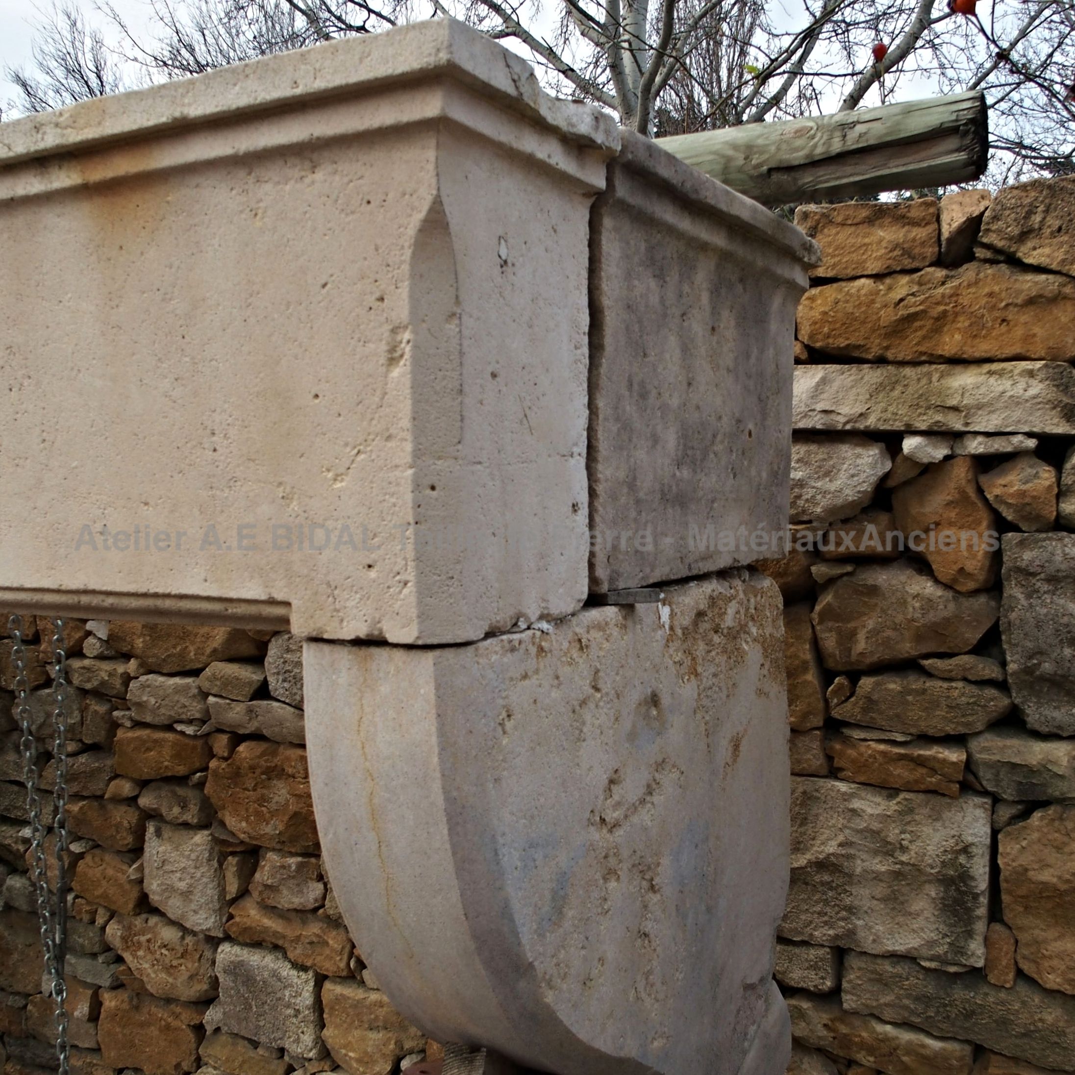 Magnifique cheminée ancienne - une auguste cheminée rustique pour une grande maison.