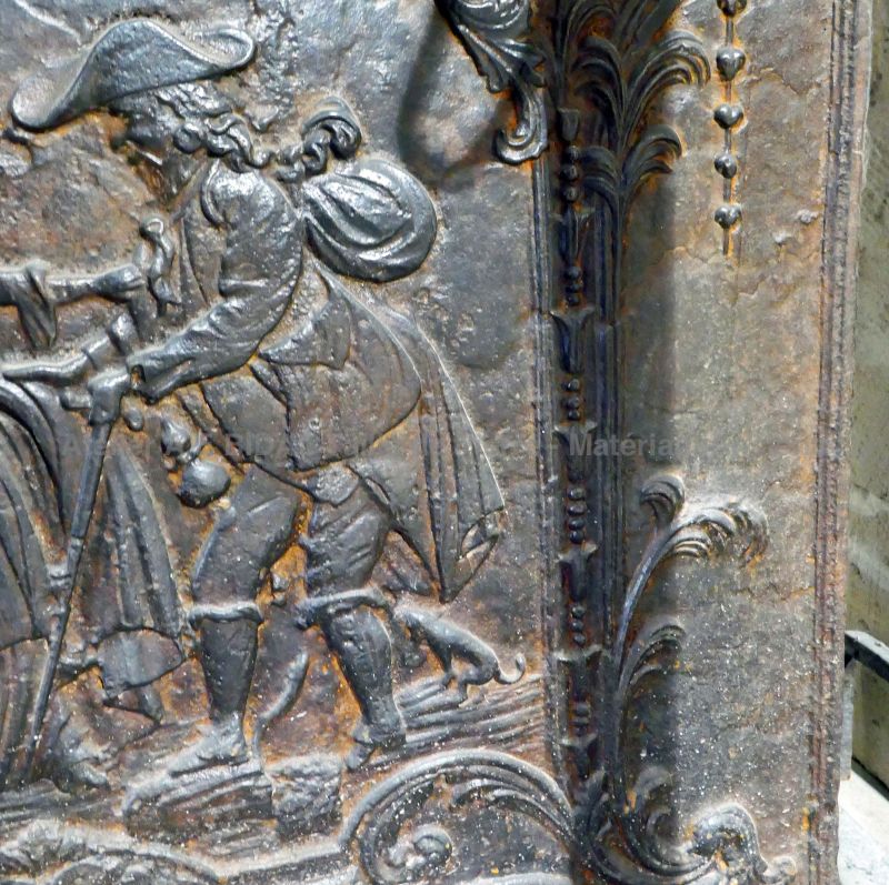 Détail de notre ancienne plaque en fonte de style baroque pour cheminée : centre haut
