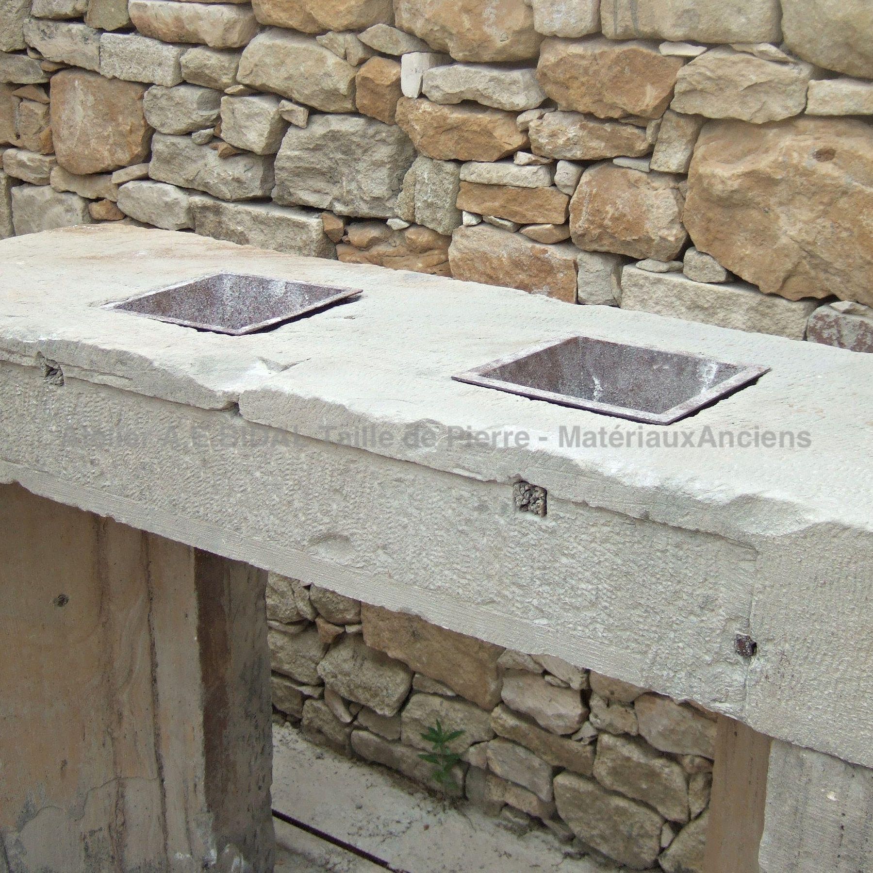 Cheminée ancienne de type rustique permettant de cuisiner et de se réchauffer au coin du feu.