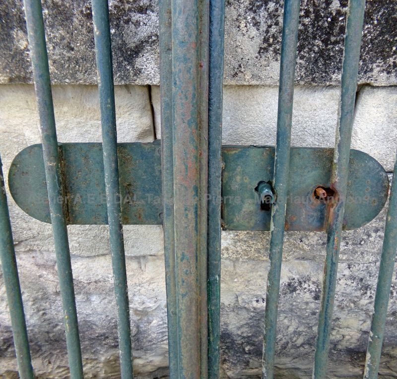 Portail ancien à deux battants en fer forgé plein - beau portail ancien en fer forgé coloré en vert