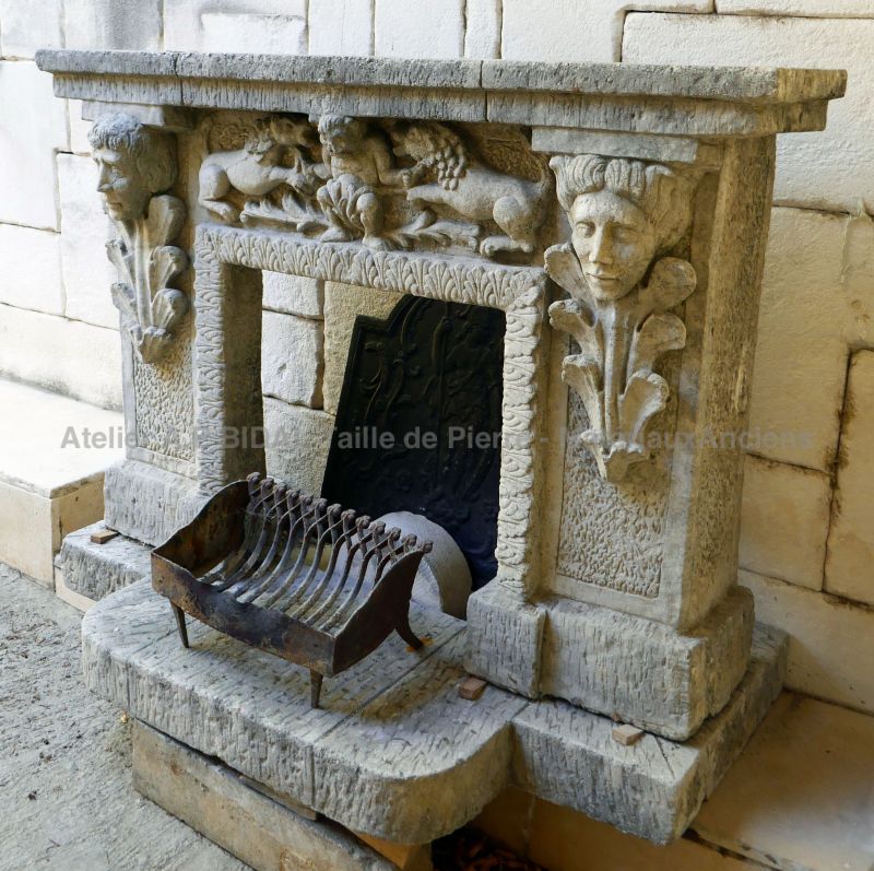 Ancienne cheminée par Alain BIDAL Matériaux Anciens en Provence