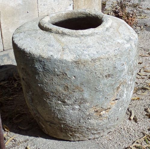 Authentique petit bac rond ancien en pierre patinée - Atelier Alain BIDAL (Provence)