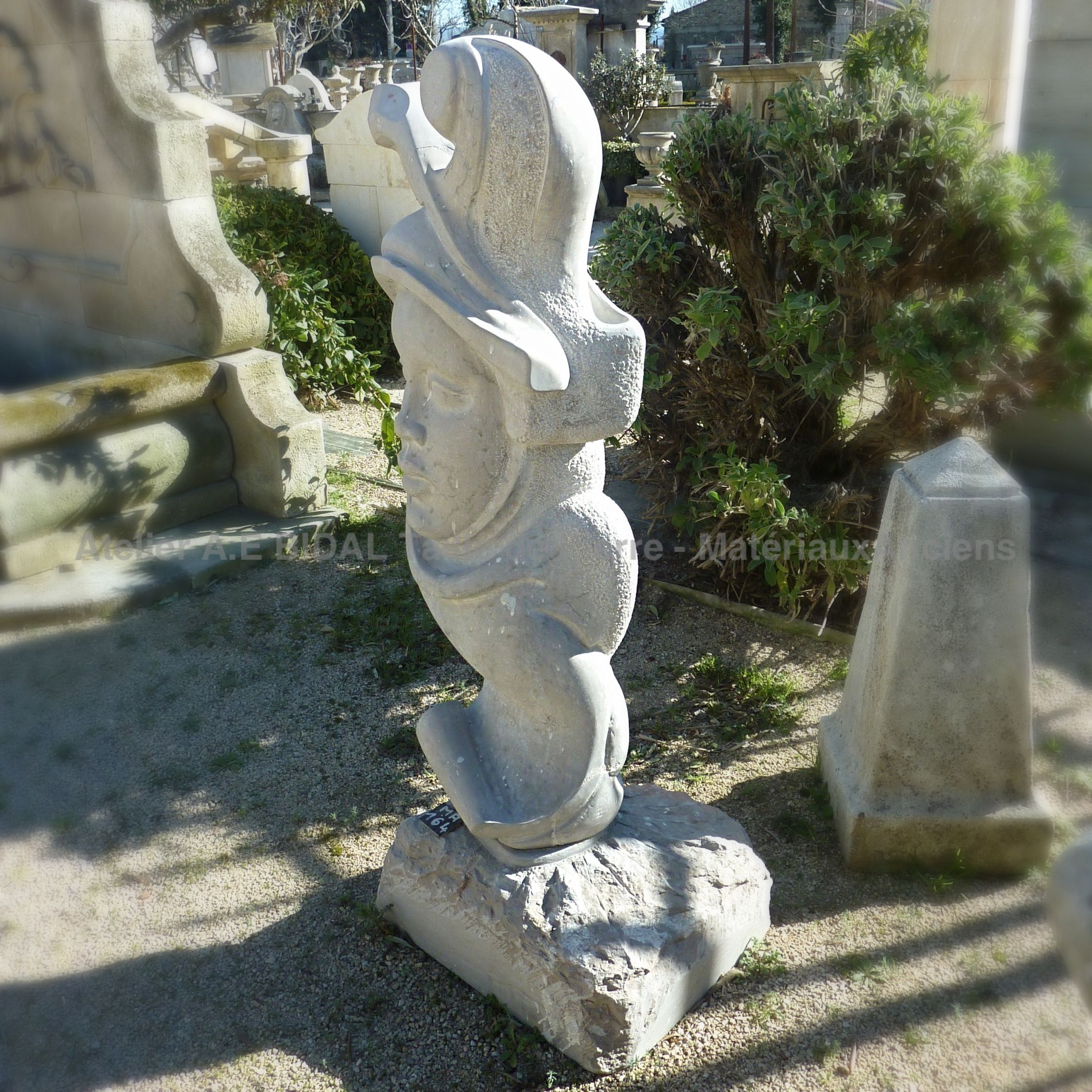 Fontaine ancienne en pierre : sculpture de Xalippa