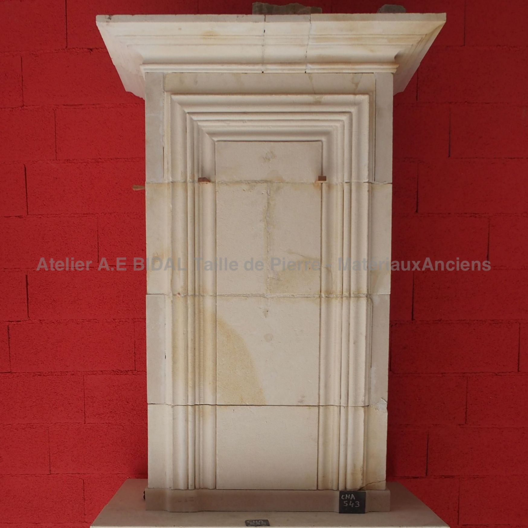 Belle cheminée à trumeau: une cheminée ancienne en pierre décorée essentiellement de moulures.