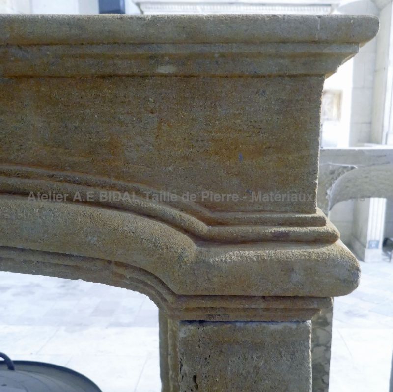 Ancienne cheminée en pierre dorée datant du XIXe : Atelier Alain BIDAL, Provence