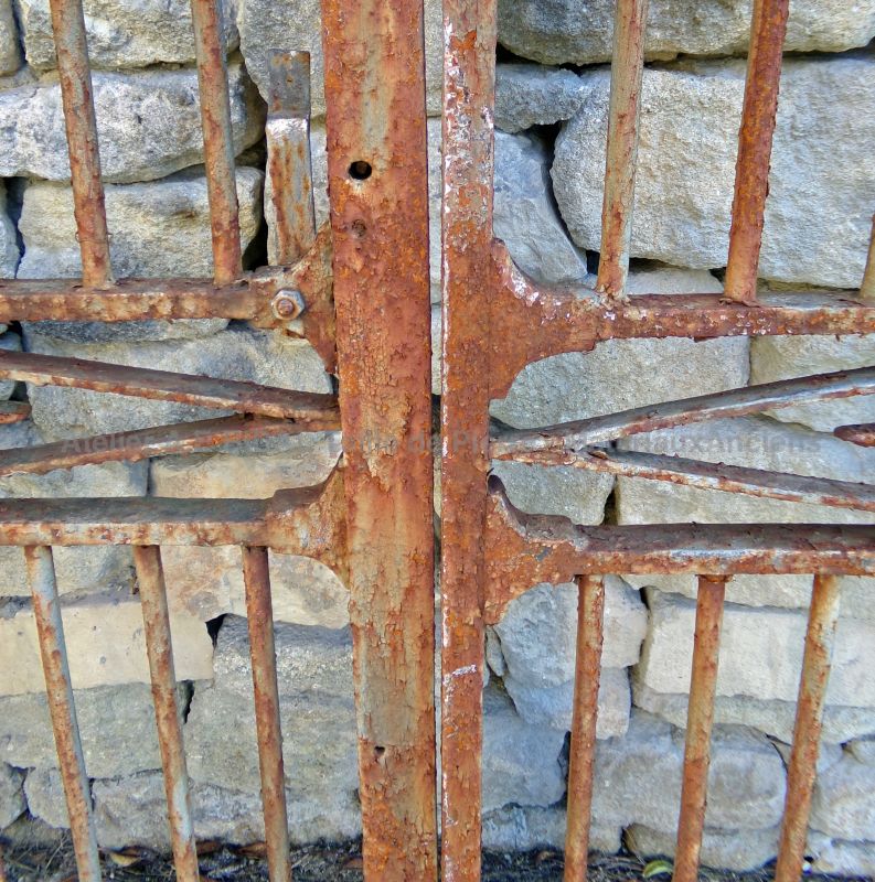 Gate for pillars : a charming antique wrought iron gate - Atelier Alain BIDAL (Provence)