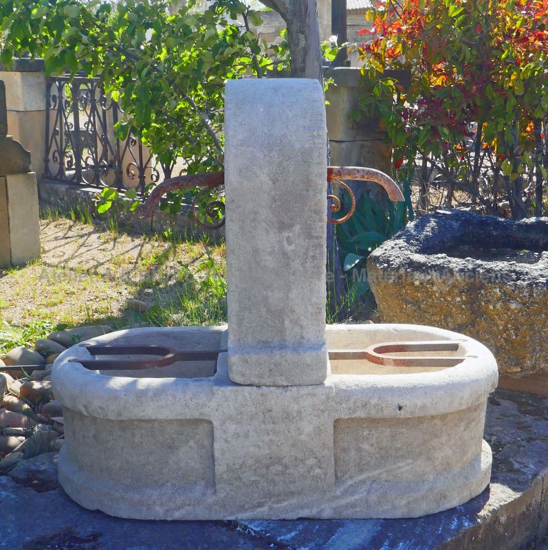 Une fontaine en pierres de Provence patinées idéale pour les petits espaces : Alain BIDAL, Matériaux Anciens en Provence