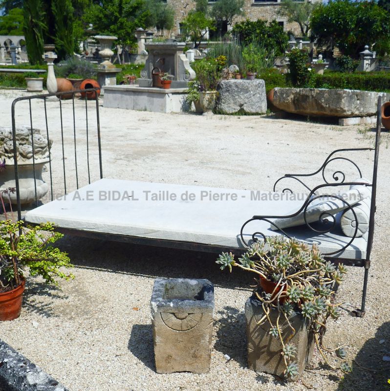 Banquette pour extérieur en métal et pierre de Provence : Atelier Alain BIDAL