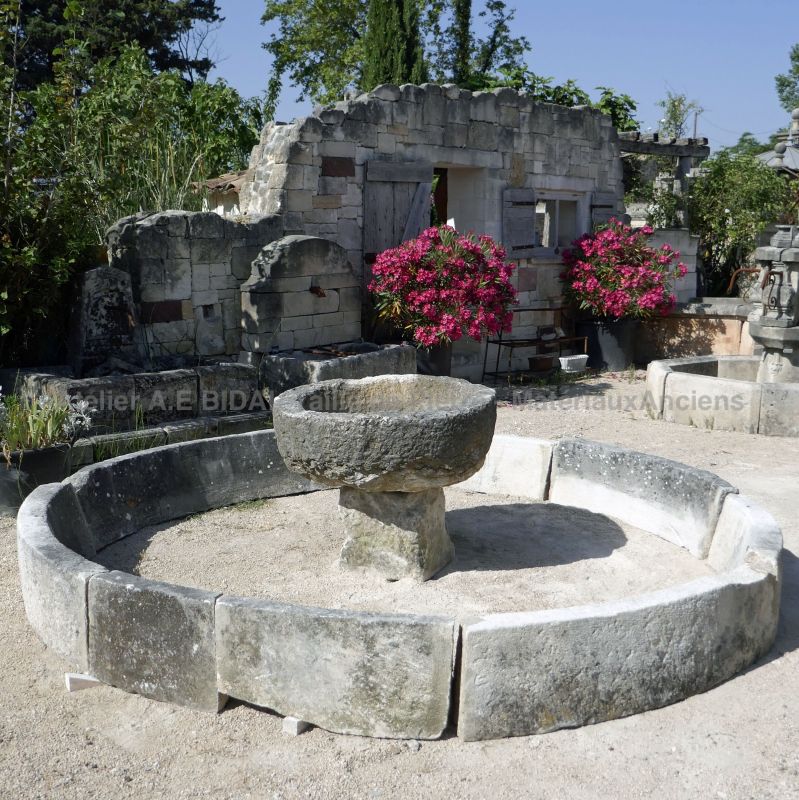 Ancienne bassin en pierre pour l'aménagement et la décoration du jardin.