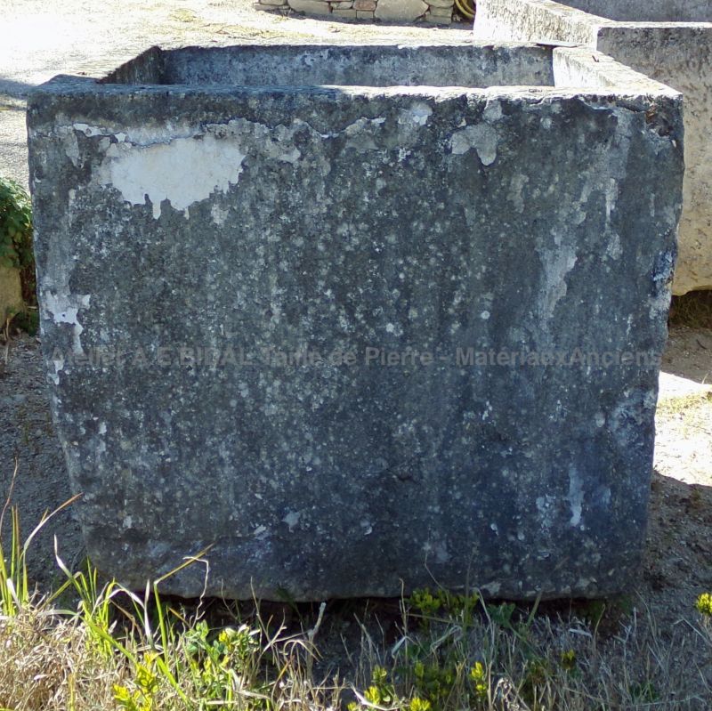 Bac ancien en pierre massive au look rustique