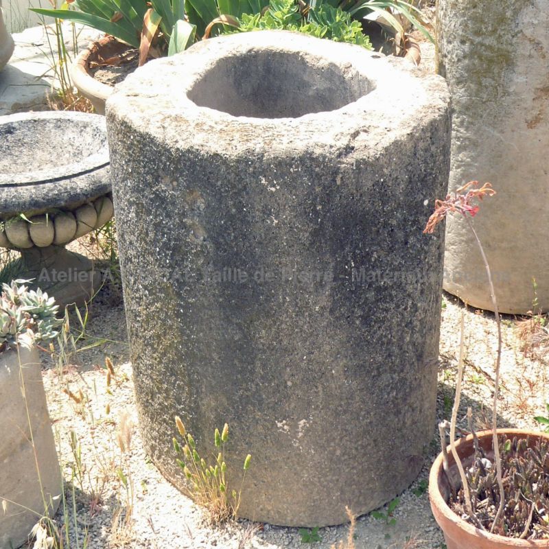 Jardinière en pierre patinée : un joli bac rond en pierre par Alain BIDAL Matériaux Anciens en Provence
