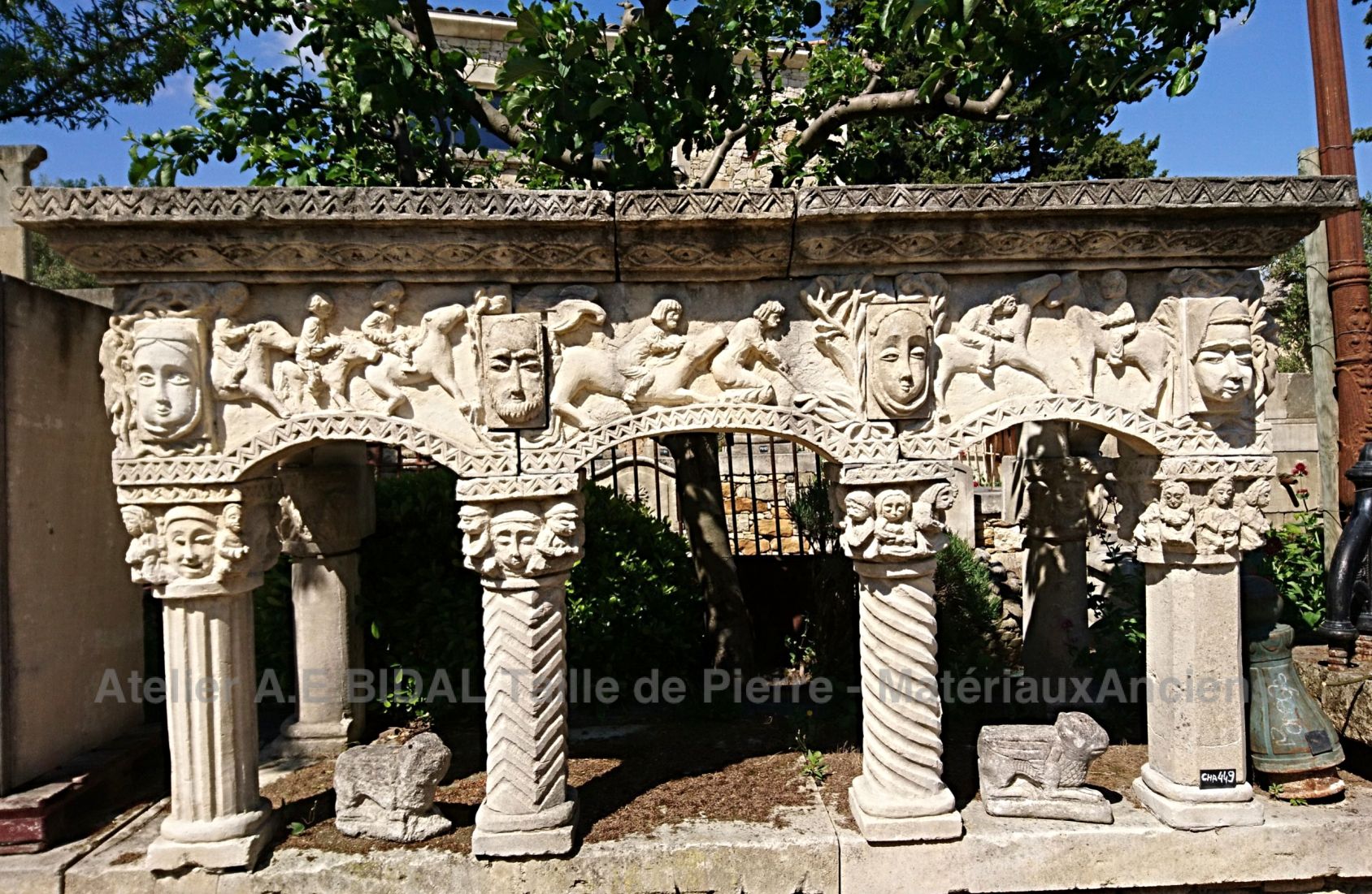 Belle cheminée ancienne en pierre - une cheminée en pierre blanche d'une allure peu commune.