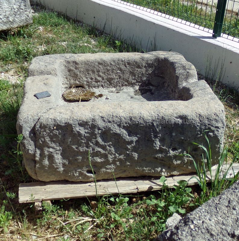 Ancient monolithic trough : a stone that has stood the test of time - Atelier Alain BIDAL (Provence)