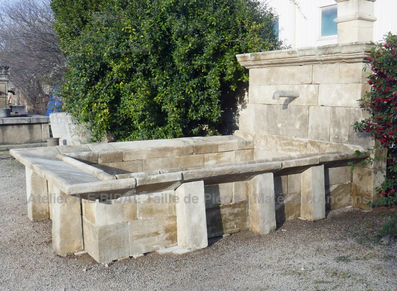 Garden basin in weathered stones: Atelier Alain BIDAL, Provence