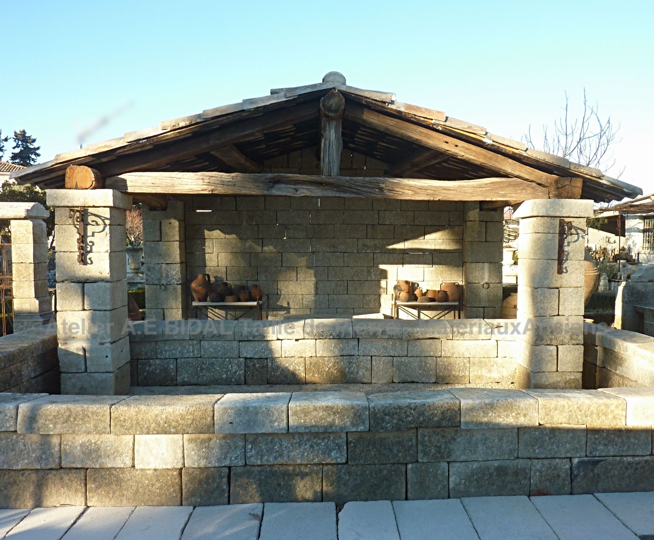 Superbe auvent ancien alliant pierre naturelle, bois massif et tuiles provençales ** VENDU