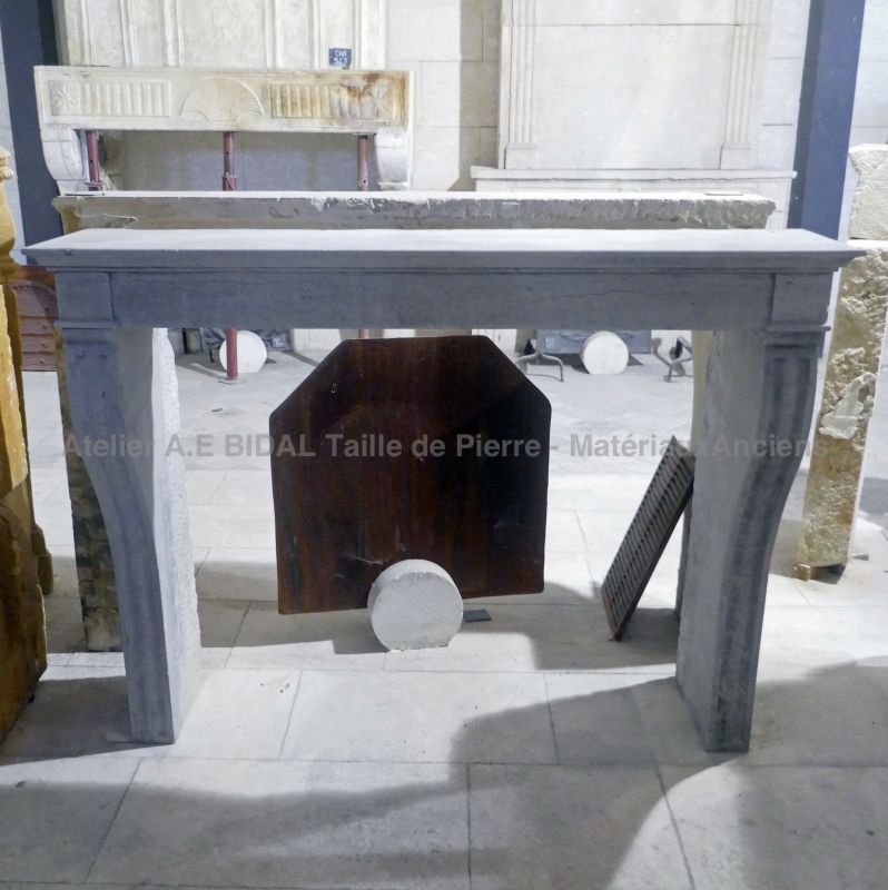 Ancienne cheminée française en pierre calcaire grise - Atelier Alain BIDAL, Provence